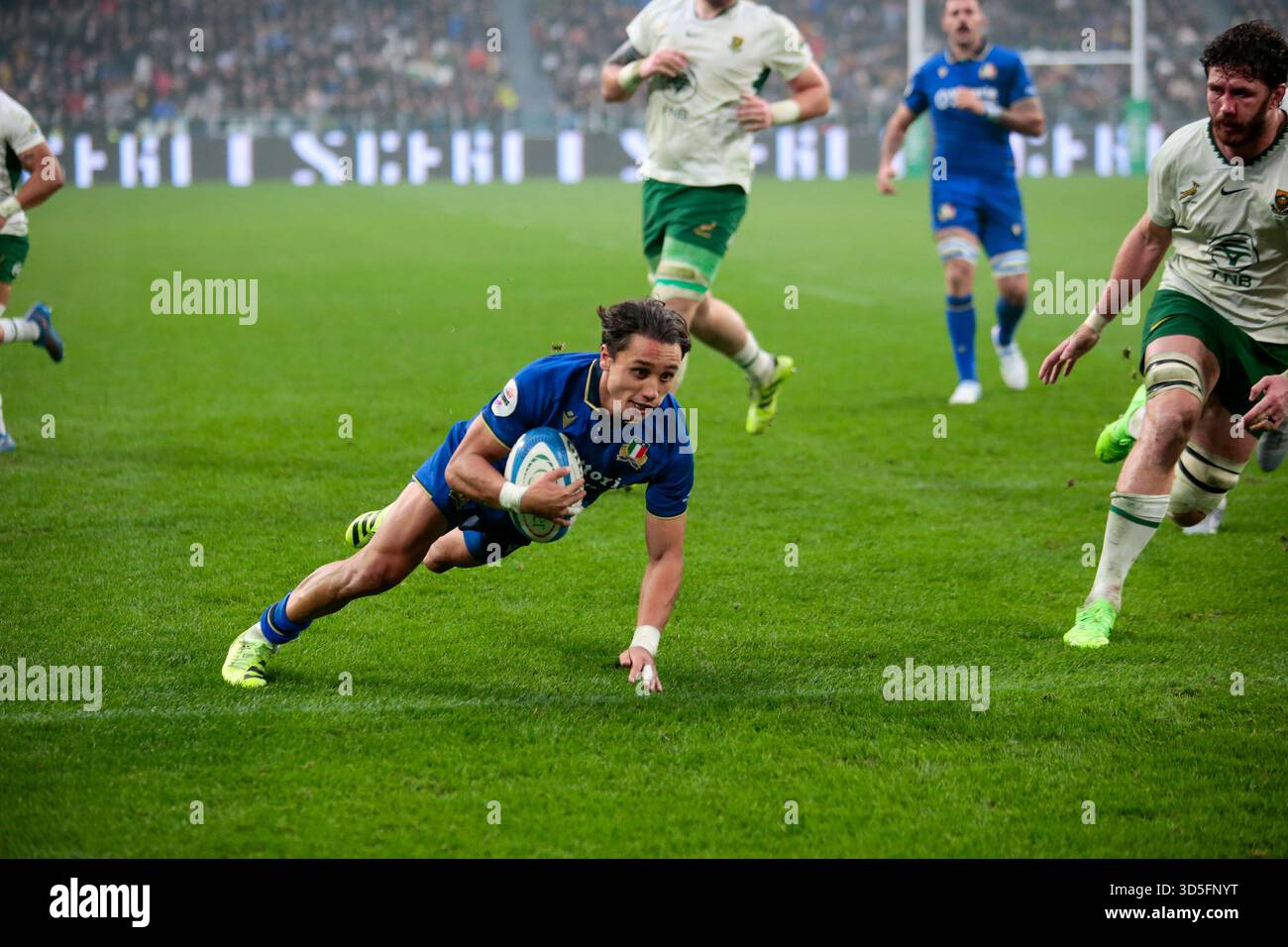 Turin, Italie. 15 novembre 2025. Ange CAPUOZZO de l'Italie lors du match de rugby Autumn Nations Series 2025 entre l'Italie et l'Afrique du Sud au stade Allianz le 15 novembre 2025 à Turin, Italie. Crédit : Nderim Kaceli/Alamy Live News Banque D'Images