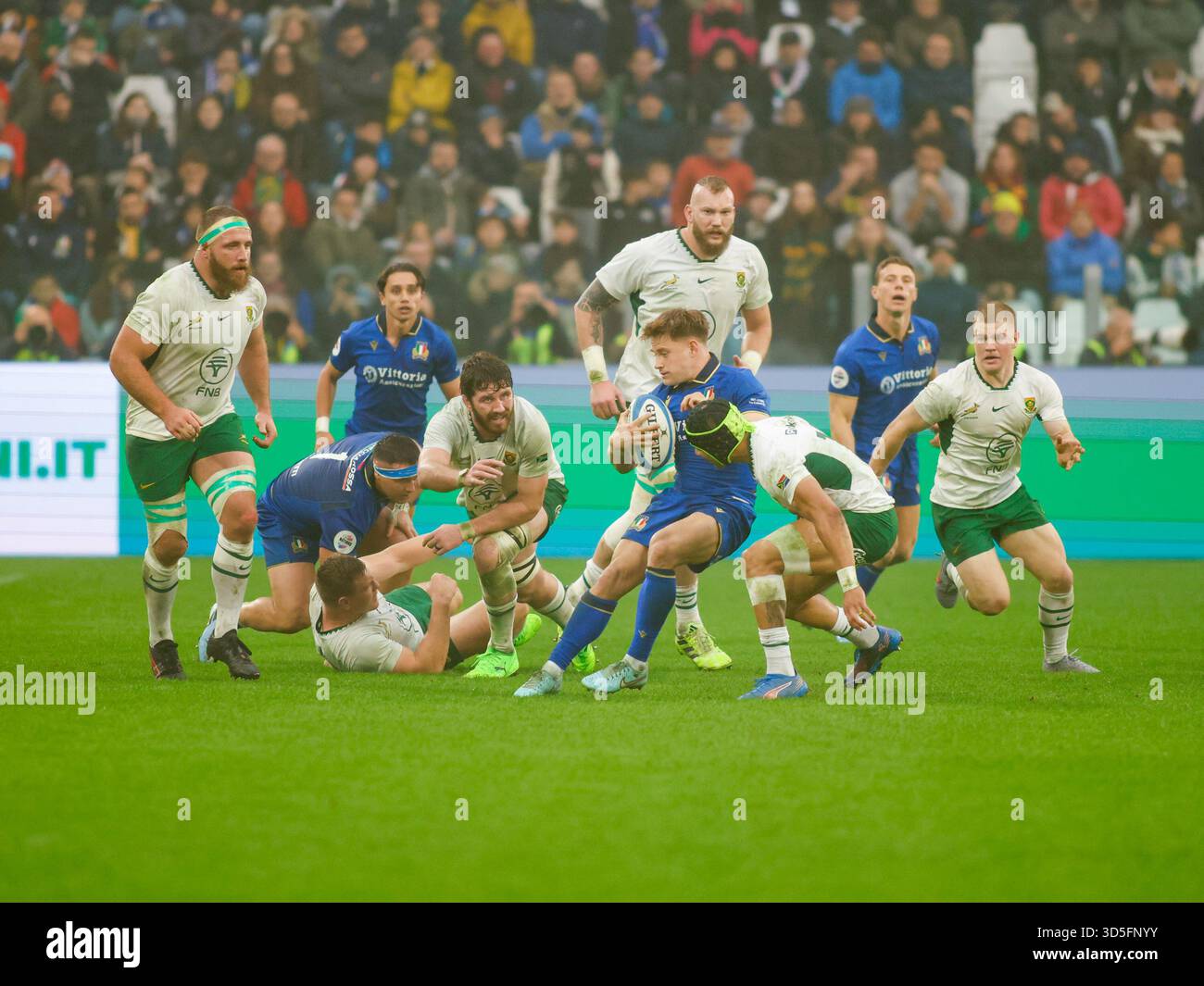 Turin, Italie. 15 novembre 2025. Stephen VARNEY, Italien, court avec le ballon lors du match de rugby Autumn Nations Series 2025 opposant l'Italie à l'Afrique du Sud au stade Allianz le 15 novembre 2025 à Turin, Italie. Crédit : Nderim Kaceli/Alamy Live News Banque D'Images