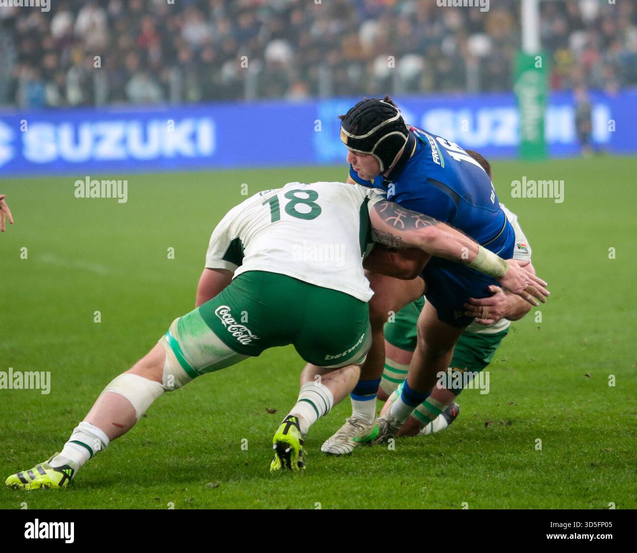 Turin, Italie. 15 novembre 2025. RG Snyman d'Afrique du Sud et Tommaso di BARTOLOMEO d'Italie lors du match de rugby Autumn Nations Series 2025 opposant l'Italie et l'Afrique du Sud au stade Allianz le 15 novembre 2025 à Turin, Italie. Crédit : Nderim Kaceli/Alamy Live News Banque D'Images