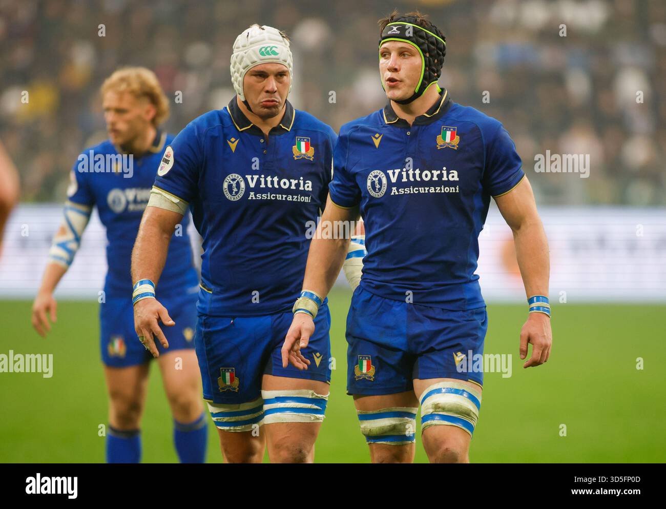 Turin, Italie. 15 novembre 2025. Ross VINTCENT, d'Italie, et Lorenzo CANNONE, d'Italie, lors du match de rugby Autumn Nations Series 2025 opposant l'Italie à l'Afrique du Sud au stade Allianz le 15 novembre 2025 à Turin, Italie. Crédit : Nderim Kaceli/Alamy Live News Banque D'Images