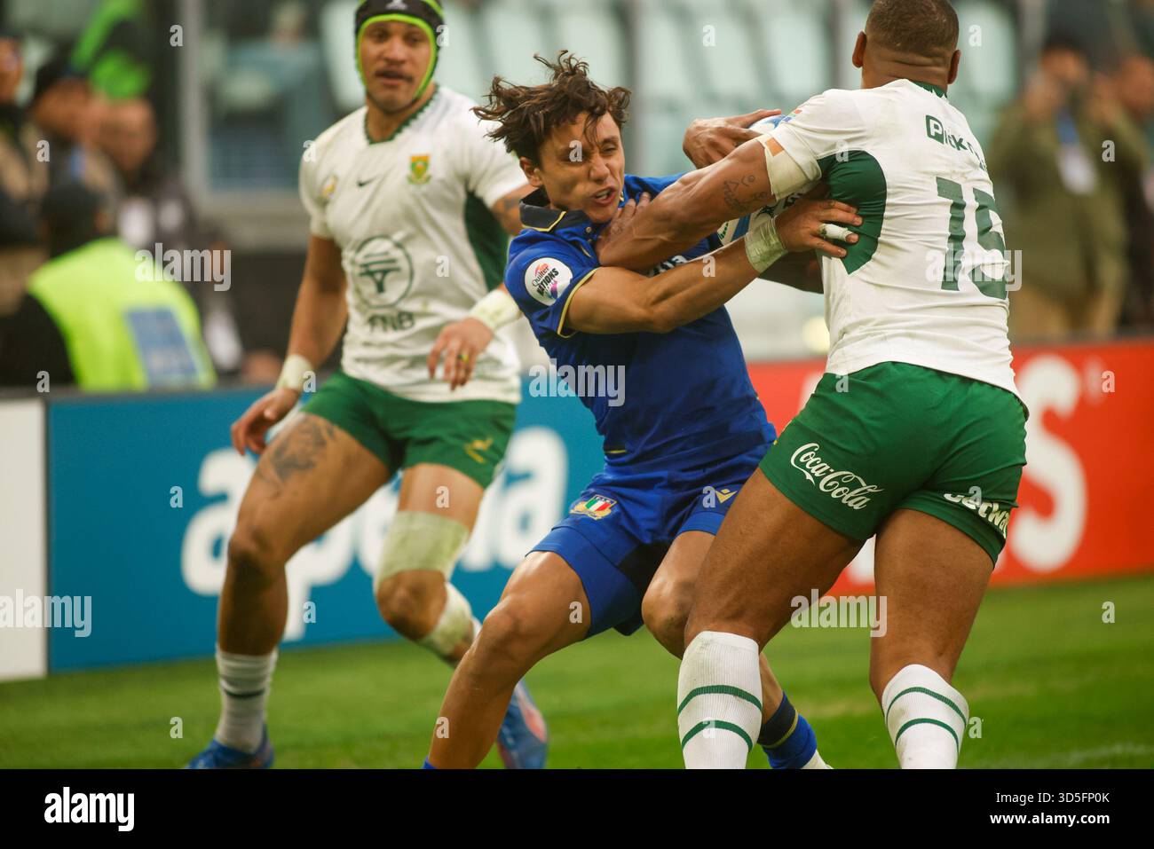 Turin, Italie. 15 novembre 2025. Ange CAPUOZZO d'Italie et Damian Willemse d'Afrique du Sud lors du match de rugby Autumn Nations Series 2025 opposant l'Italie et l'Afrique du Sud au stade Allianz le 15 novembre 2025 à Turin, Italie. Crédit : Nderim Kaceli/Alamy Live News Banque D'Images