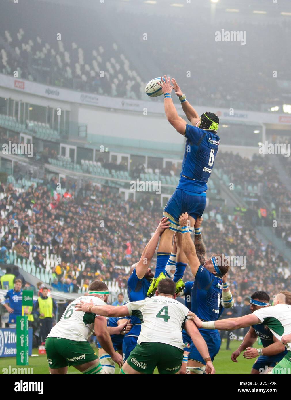 Turin, Italie. 15 novembre 2025. Ross VINTCENT, Italien, lors du match de rugby Autumn Nations Series 2025 opposant l'Italie à l'Afrique du Sud au stade Allianz le 15 novembre 2025 à Turin, Italie. Crédit : Nderim Kaceli/Alamy Live News Banque D'Images