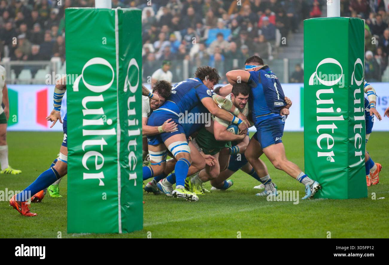 Turin, Italie. 15 novembre 2025. Ruan Nortje, originaire d'Afrique du Sud, marque un essai lors du match de rugby de l'Autumn Nations Series 2025 opposant l'Italie à l'Afrique du Sud au stade Allianz le 15 novembre 2025 à Turin, en Italie. Crédit : Nderim Kaceli/Alamy Live News Banque D'Images