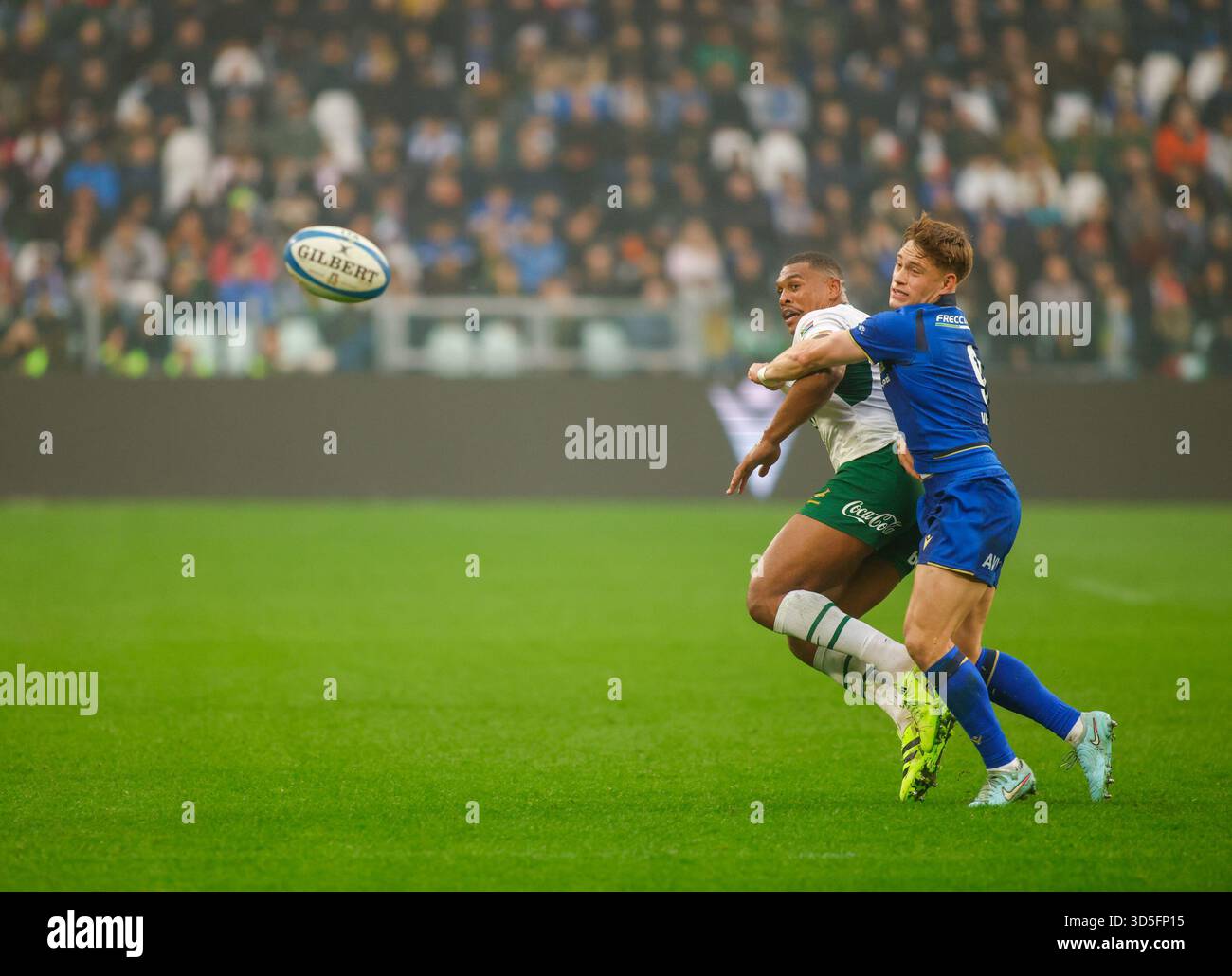 Turin, Italie. 15 novembre 2025. Damian Willemse d'Afrique du Sud et Stephen VARNEY d'Italie lors du match de rugby Autumn Nations Series 2025 opposant l'Italie et l'Afrique du Sud au stade Allianz le 15 novembre 2025 à Turin. Crédit : Nderim Kaceli/Alamy Live News Banque D'Images
