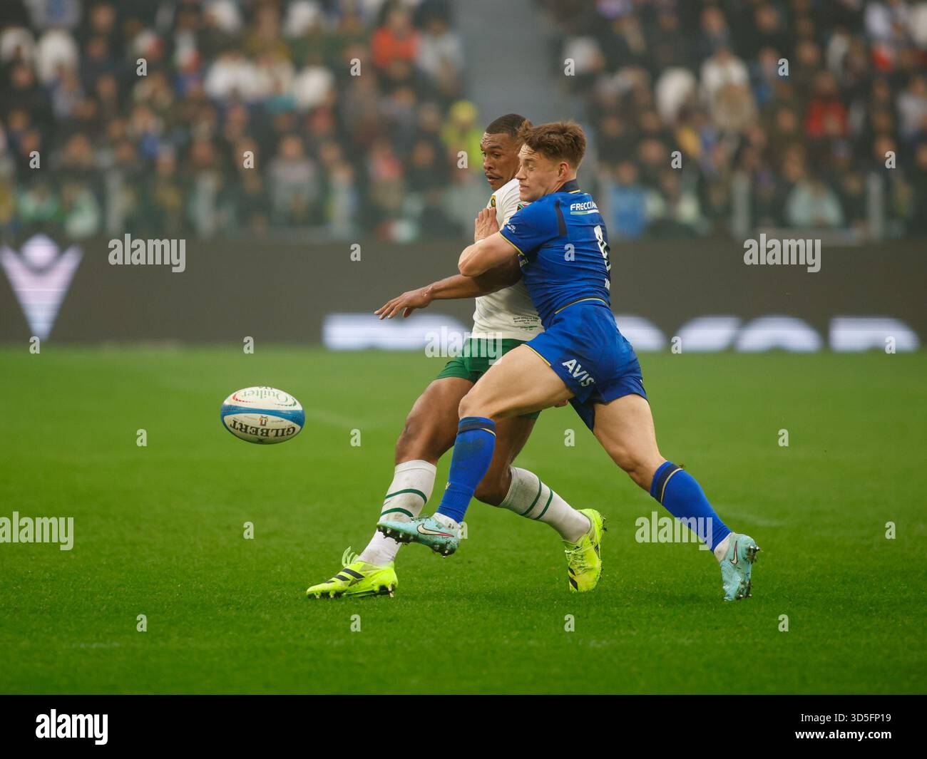 Turin, Italie. 15 novembre 2025. Damian Willemse d'Afrique du Sud et Stephen VARNEY d'Italie lors du match de rugby Autumn Nations Series 2025 opposant l'Italie et l'Afrique du Sud au stade Allianz le 15 novembre 2025 à Turin. Crédit : Nderim Kaceli/Alamy Live News Banque D'Images