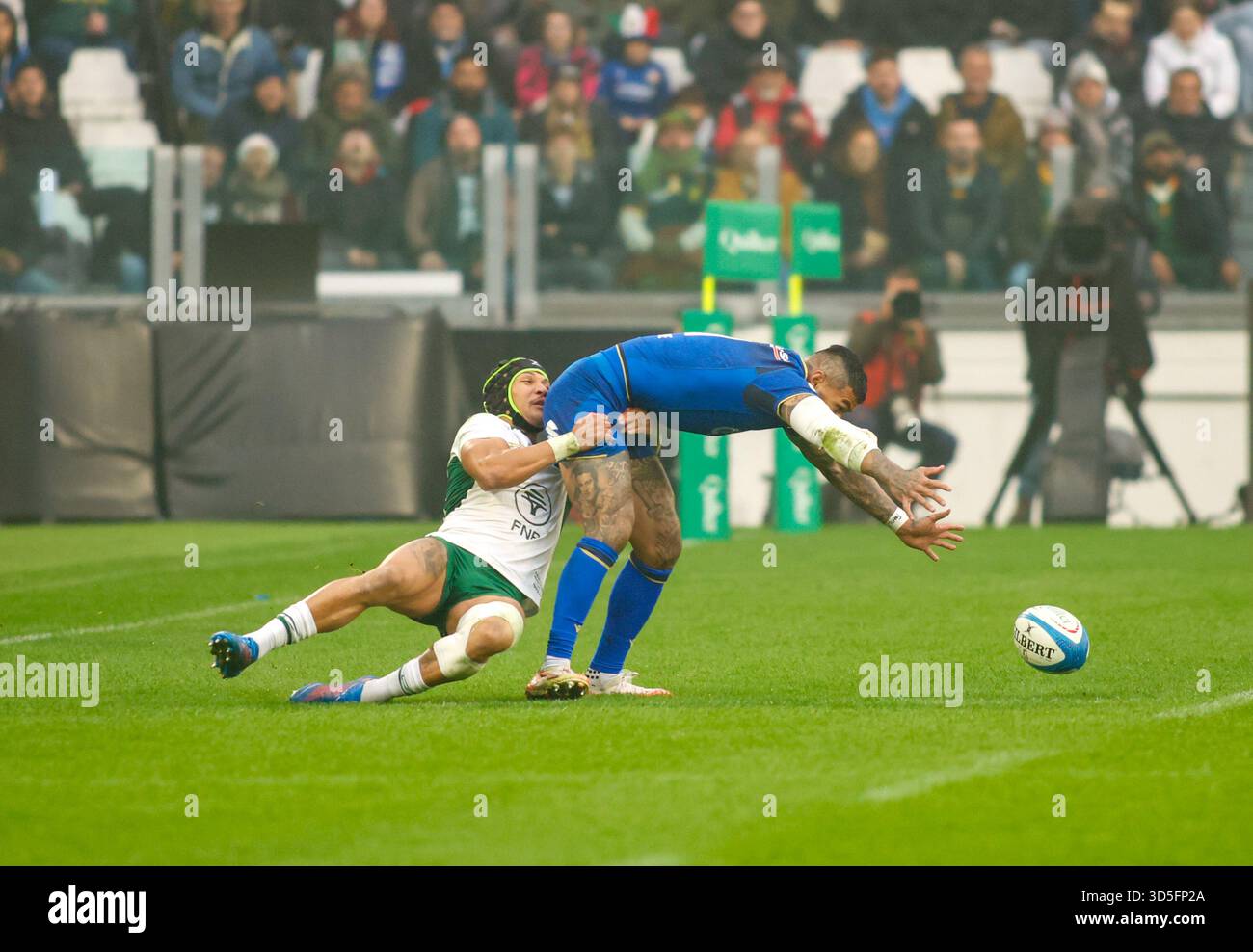 Turin, Italie. 15 novembre 2025. Monty IOANE, Italien, lors du match de rugby Autumn Nations Series 2025 opposant l'Italie à l'Afrique du Sud au stade Allianz le 15 novembre 2025 à Turin, Italie. Crédit : Nderim Kaceli/Alamy Live News Banque D'Images