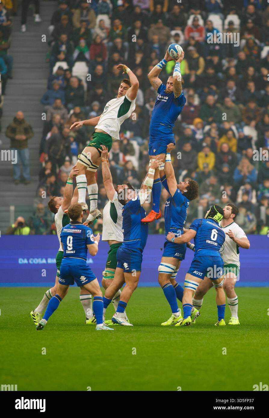 Turin, Italie. 15 novembre 2025. Niccolò CANNONE d'Italie en ligne lors du match de rugby Autumn Nations Series 2025 entre l'Italie et l'Afrique du Sud au stade Allianz le 15 novembre 2025 à Turin, Italie. Crédit : Nderim Kaceli/Alamy Live News Banque D'Images