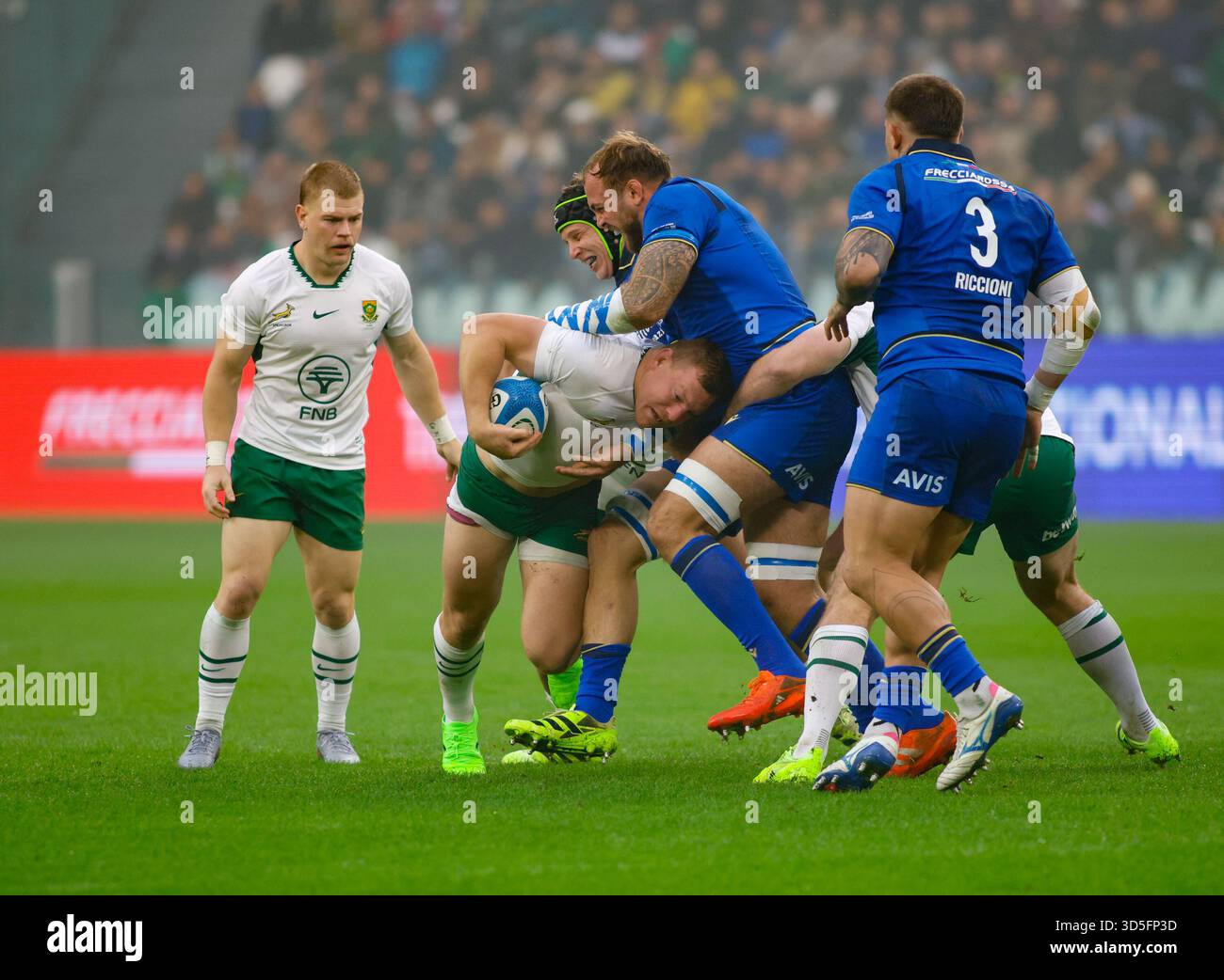 Turin, Italie. 15 novembre 2025. Niccolò CANNONE d'Italie et Ben-Jason Dixon d'Afrique du Sud lors du match de rugby Autumn Nations Series 2025 opposant l'Italie et l'Afrique du Sud au stade Allianz le 15 novembre 2025 à Turin, Italie. Crédit : Nderim Kaceli/Alamy Live News Banque D'Images
