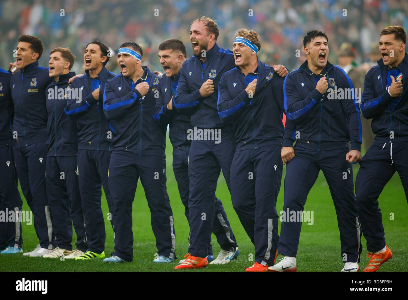 Turin, Italie. 15 novembre 2025. Les joueurs italiens lors de l'hymne national lors du match de rugby Autumn Nations Series 2025 entre l'Italie et l'Afrique du Sud au stade Allianz le 15 novembre 2025 à Turin, en Italie. Crédit : Nderim Kaceli/Alamy Live News Banque D'Images