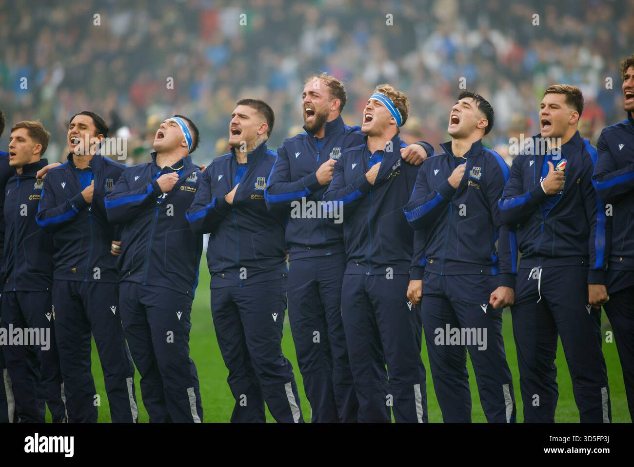 Turin, Italie. 15 novembre 2025. Les joueurs italiens lors de l'hymne national lors du match de rugby Autumn Nations Series 2025 entre l'Italie et l'Afrique du Sud au stade Allianz le 15 novembre 2025 à Turin, en Italie. Crédit : Nderim Kaceli/Alamy Live News Banque D'Images