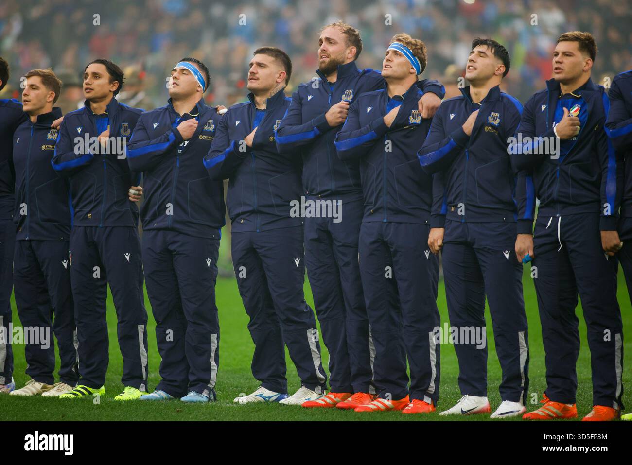 Turin, Italie. 15 novembre 2025. Les joueurs italiens lors de l'hymne national lors du match de rugby Autumn Nations Series 2025 entre l'Italie et l'Afrique du Sud au stade Allianz le 15 novembre 2025 à Turin, en Italie. Crédit : Nderim Kaceli/Alamy Live News Banque D'Images