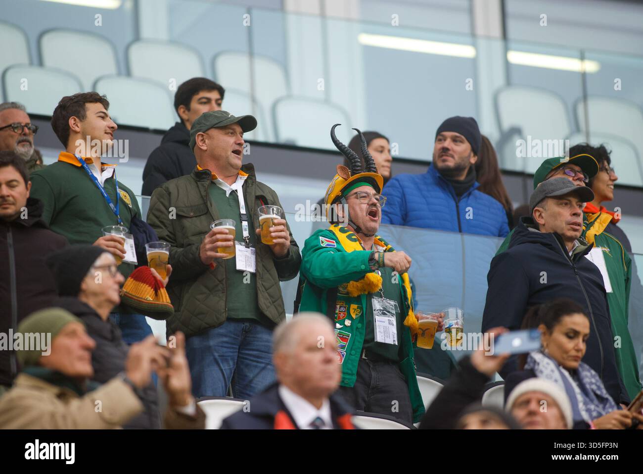 Turin, Italie. 15 novembre 2025. Les fans sud-africains lors du match de rugby Autumn Nations Series 2025 opposant l'Italie à l'Afrique du Sud au stade Allianz le 15 novembre 2025 à Turin, en Italie. Crédit : Nderim Kaceli/Alamy Live News Banque D'Images