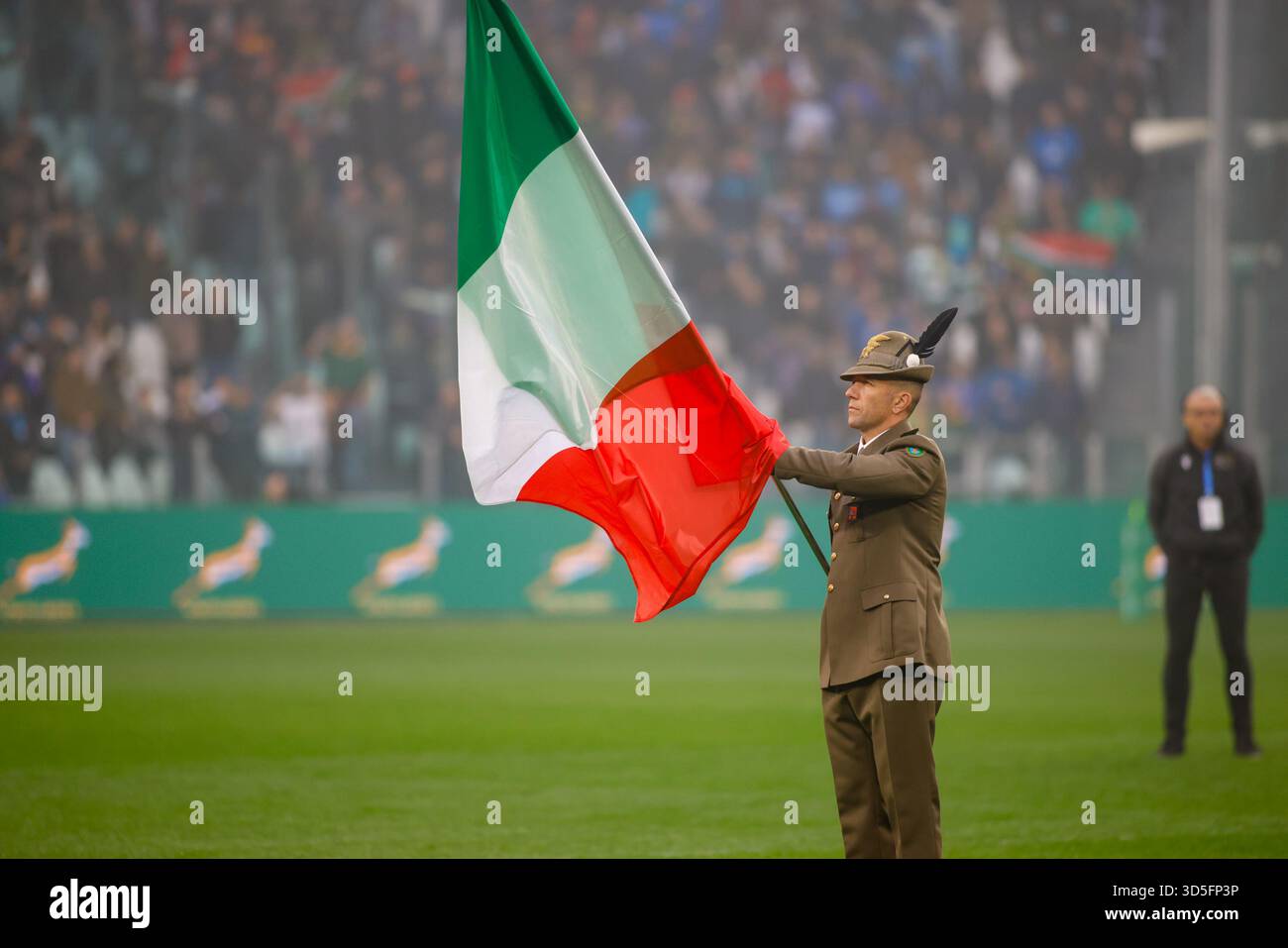 Turin, Italie. 15 novembre 2025. Drapeau italien lors du match de rugby Autumn Nations Series 2025 opposant l'Italie et l'Afrique du Sud au stade Allianz le 15 novembre 2025 à Turin. Crédit : Nderim Kaceli/Alamy Live News Banque D'Images