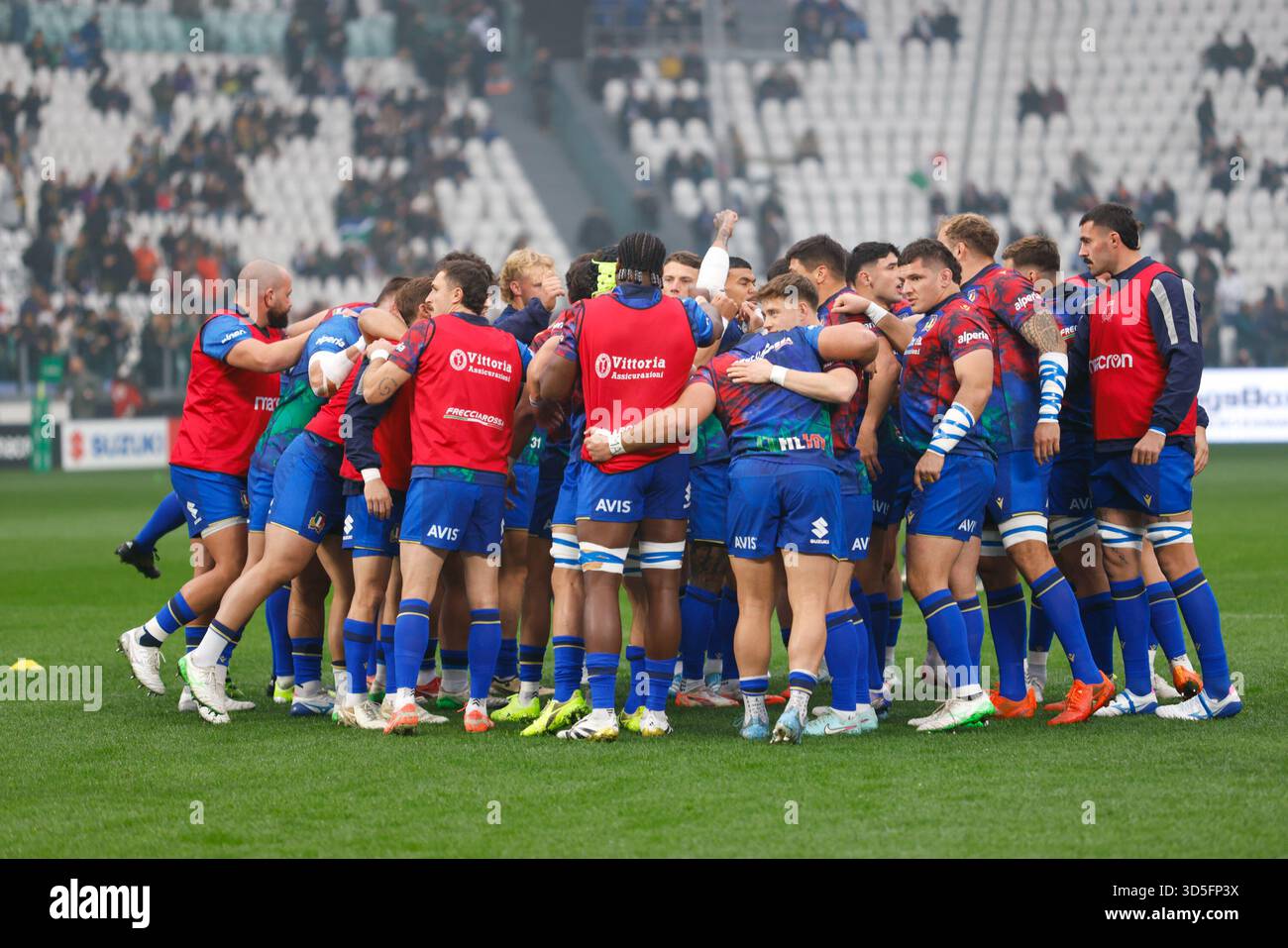 Turin, Italie. 15 novembre 2025. Réunion de l'équipe italienne lors du match de rugby Autumn Nations Series 2025 opposant l'Italie et l'Afrique du Sud au stade Allianz le 15 novembre 2025 à Turin, en Italie. Crédit : Nderim Kaceli/Alamy Live News Banque D'Images
