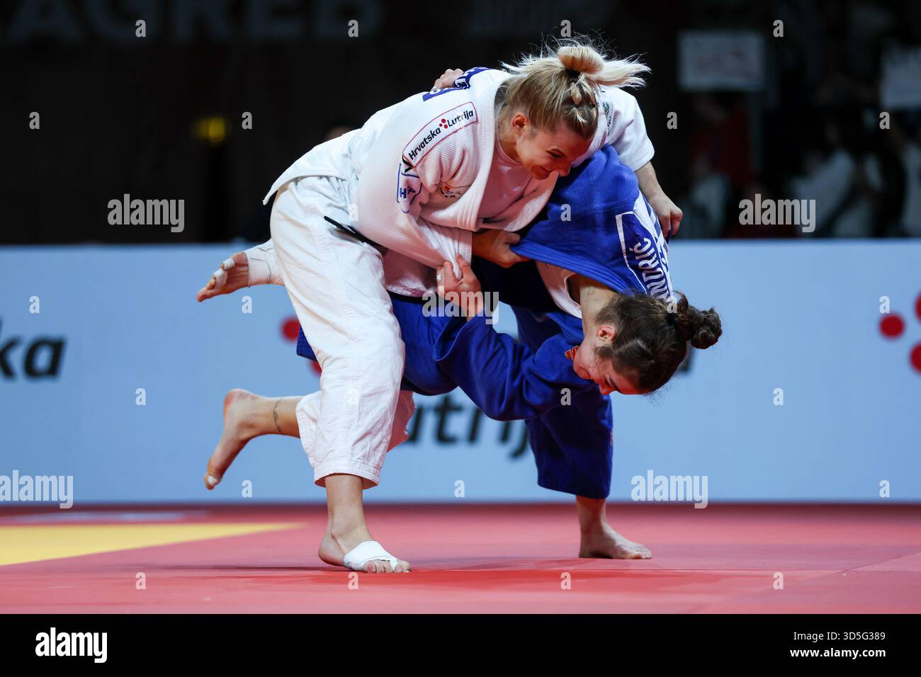 Zagreb, Croatie. 15 novembre 2025. ZAGREB, CROATIE - 15 NOVEMBRE : Lara Cvjetko, de Croatie (blanche), concourt contre Aleksandra Andric, de Serbie (bleue) dans le match féminin des -70kg pour la médaille de bronze lors du jour 2 du Grand Prix de Judo Zagreb 2025 à l'Arena Zagreb le 15 novembre 2025 à Zagreb, Croatie. Photo : Igor Kralj/PIXSELL crédit : Pixsell/Alamy Live News Banque D'Images