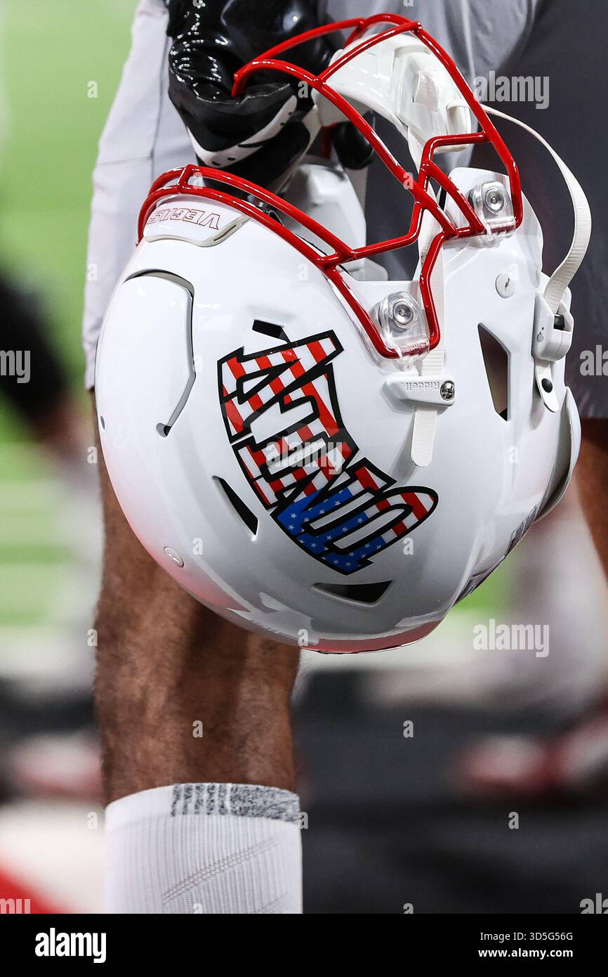 Las Vegas, Nevada, États-Unis. 15 novembre 2025. Un joueur porte un casque UNLV Rebels avant le début du match de football universitaire mettant en vedette les Aggies de l'État de l'Utah et les Rebels de l'UNLV au stade Allegiant de Las Vegas, Nevada. Christopher Trim/CSM/Alamy Live News Banque D'Images