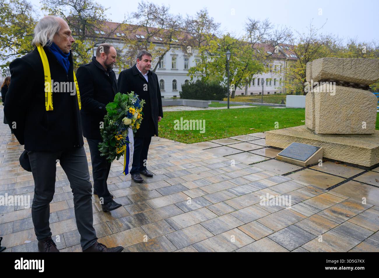 Des gens déposent des couronnes au Mémorial des victimes de la persécution communiste (1948-1989) à l'occasion de l'anniversaire de la Révolution de velours. Banque D'Images