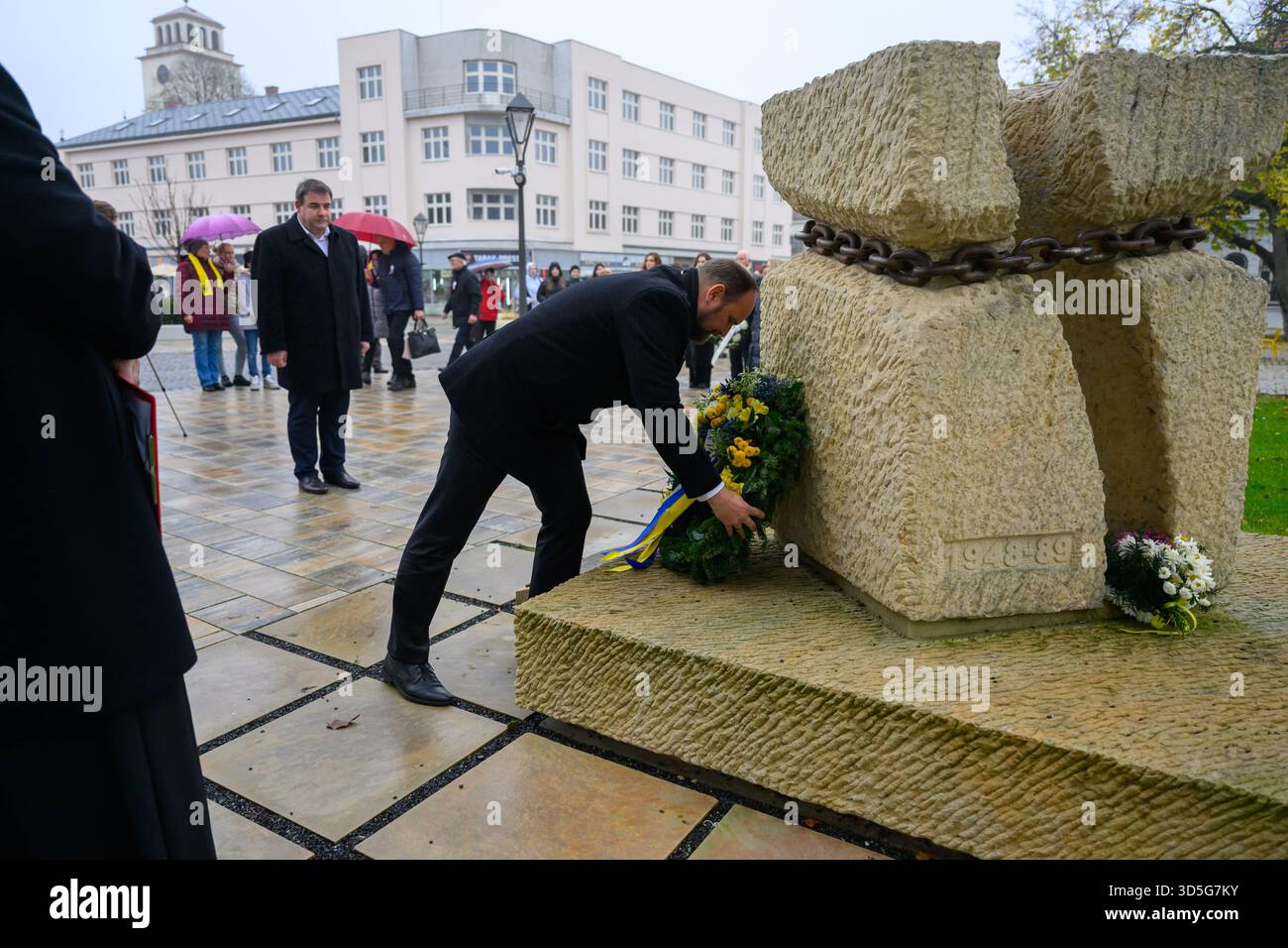 Des gens déposent des couronnes au Mémorial des victimes de la persécution communiste (1948-1989) à l'occasion de l'anniversaire de la Révolution de velours. Banque D'Images