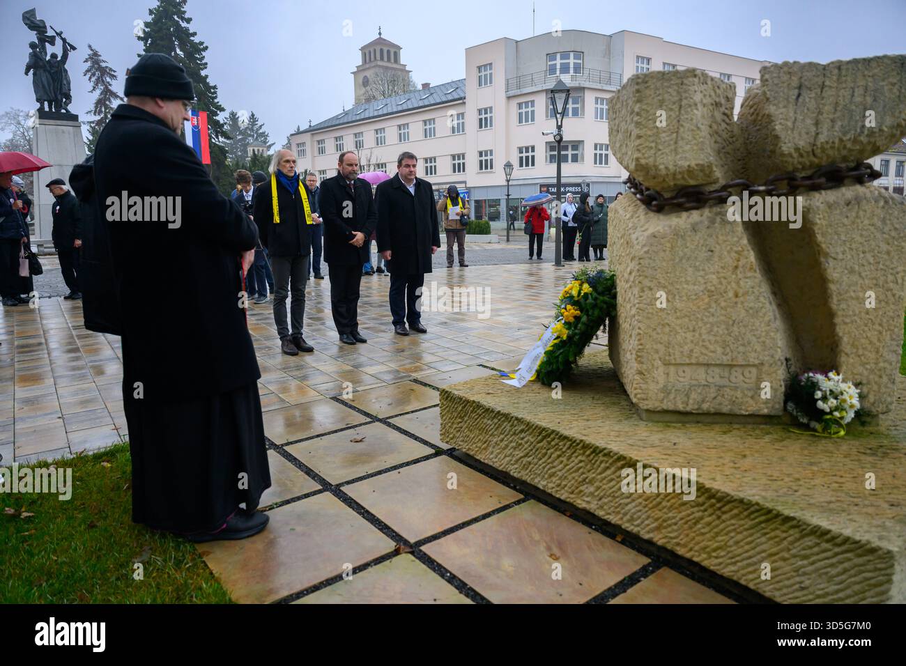 Des gens déposent des couronnes au Mémorial des victimes de la persécution communiste (1948-1989) à l'occasion de l'anniversaire de la Révolution de velours. Banque D'Images