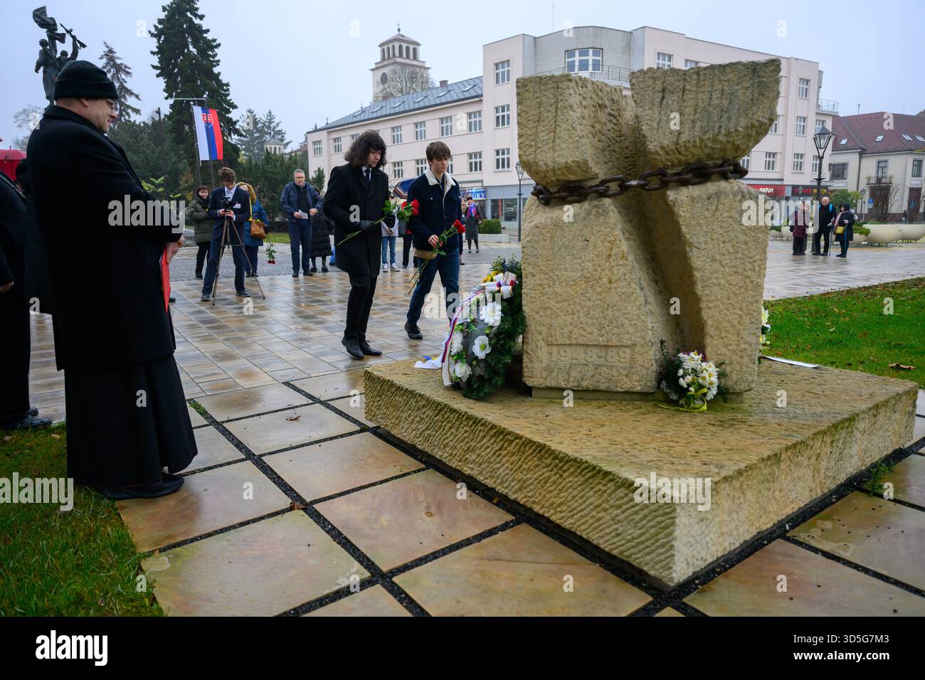 Des gens déposent des couronnes au Mémorial des victimes de la persécution communiste (1948-1989) à l'occasion de l'anniversaire de la Révolution de velours. Banque D'Images