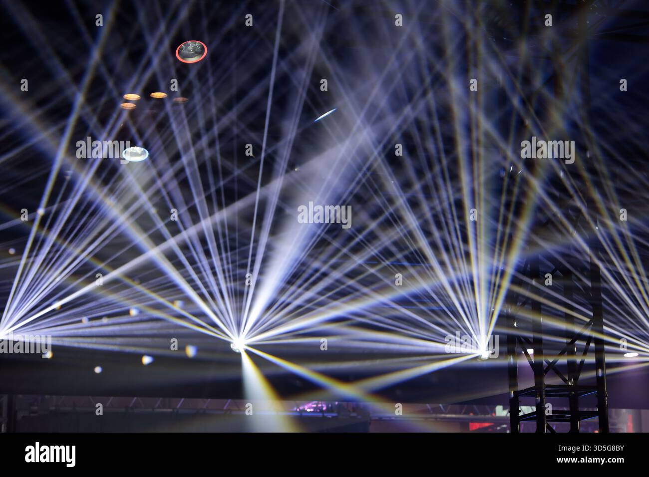 Éclairage de scène avec de nombreux rayons blancs en concert. Mise au point sélective. Banque D'Images