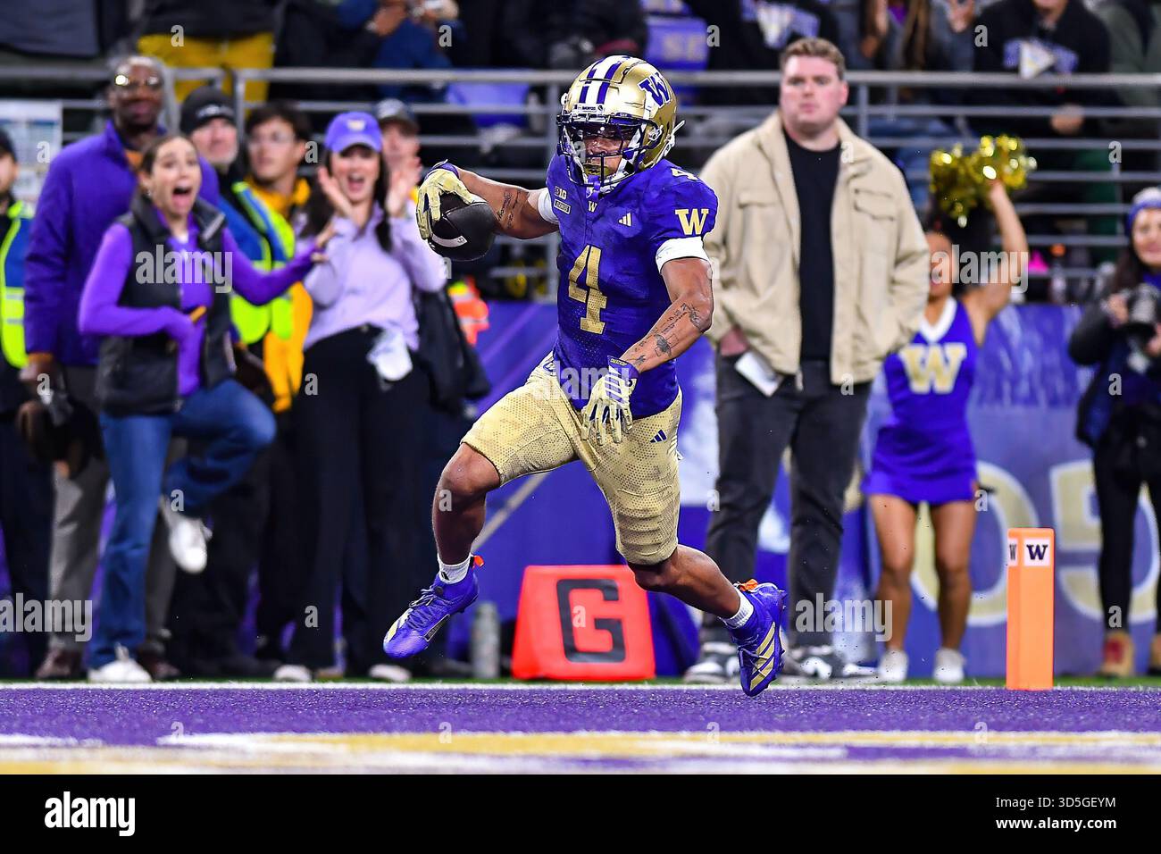 November 15, 2025: Washington Huskies running back Jordan Washington (4) gets 68 yards into the end zone during the NCAA Football game between the Purdue Boilermakers and Washington Huskies in Seattle WA. Steve Faber / CSM (Credit Image: © Steve Faber/Cal Sport Media) (Cal Sport Media via AP Images) Banque D'Images