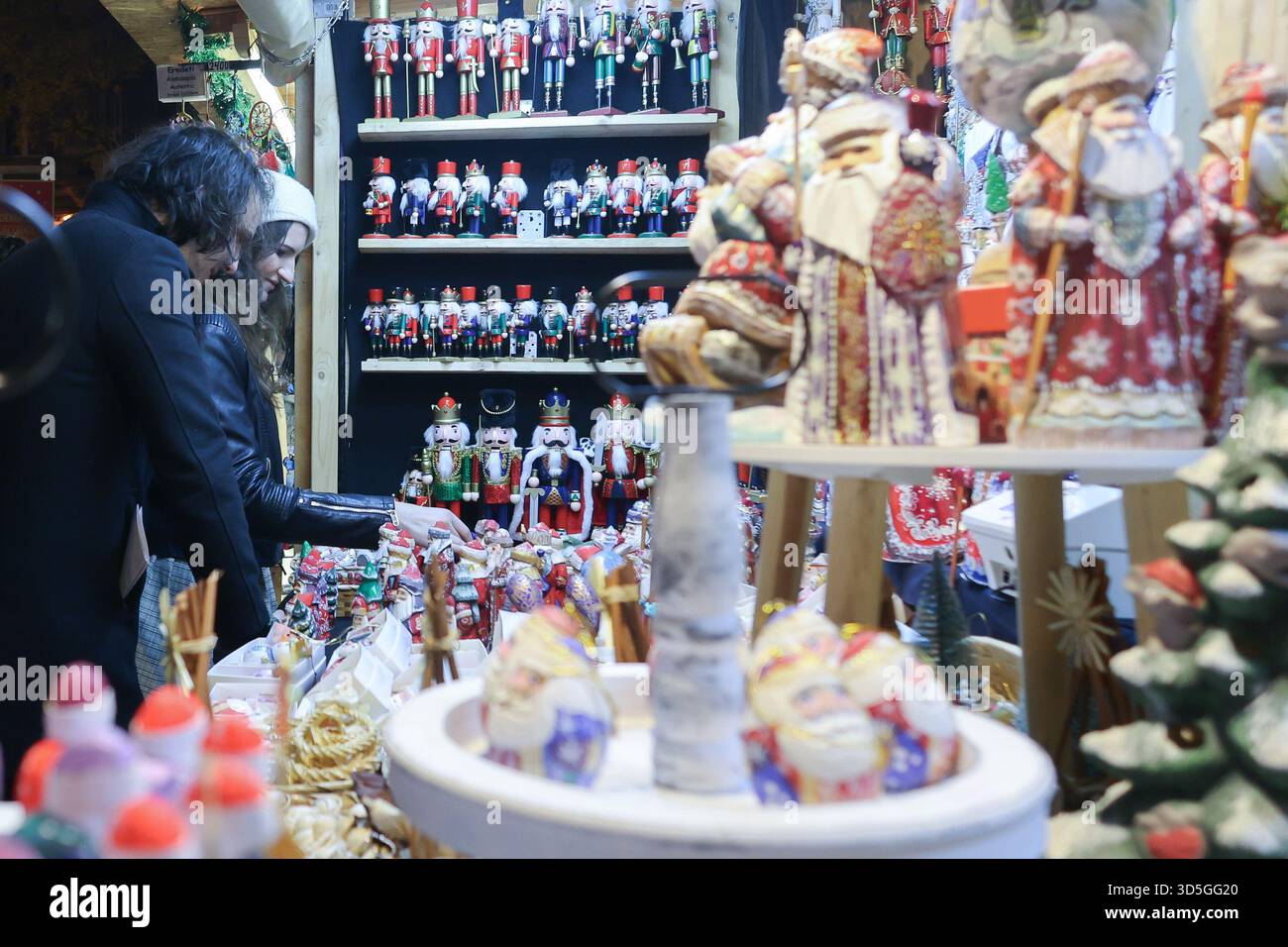 Budapest, 15 novembre. 1er janvier 2026. Les gens achètent des décorations de Noël dans un marché de Noël au centre-ville de Budapest, Hongrie, le 15 novembre 2025. Le marché a ouvert ici vendredi et durera jusqu'au 1er janvier 2026. Crédit : Attila Volgyi/Xinhua/Alamy Live News Banque D'Images
