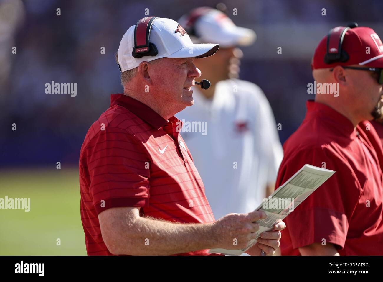 Baton Rouge, États-Unis. 15 novembre 2025. 15 novembre 2025 : Bobby Petrino, entraîneur en chef de l'Arkansas, lance un match offensif lors d'un match de football NCAA entre les Razorbacks de l'Arkansas et les Tigers de la LSU au Tiger Stadium de Baton Rouge, EN LOUISIANE. Jonathan Mailhes/CSM/Sipa USA (crédit image : © Jonathan Mailhes/Cal Sport Media/Sipa USA) crédit : Sipa US/Alamy Live News Banque D'Images