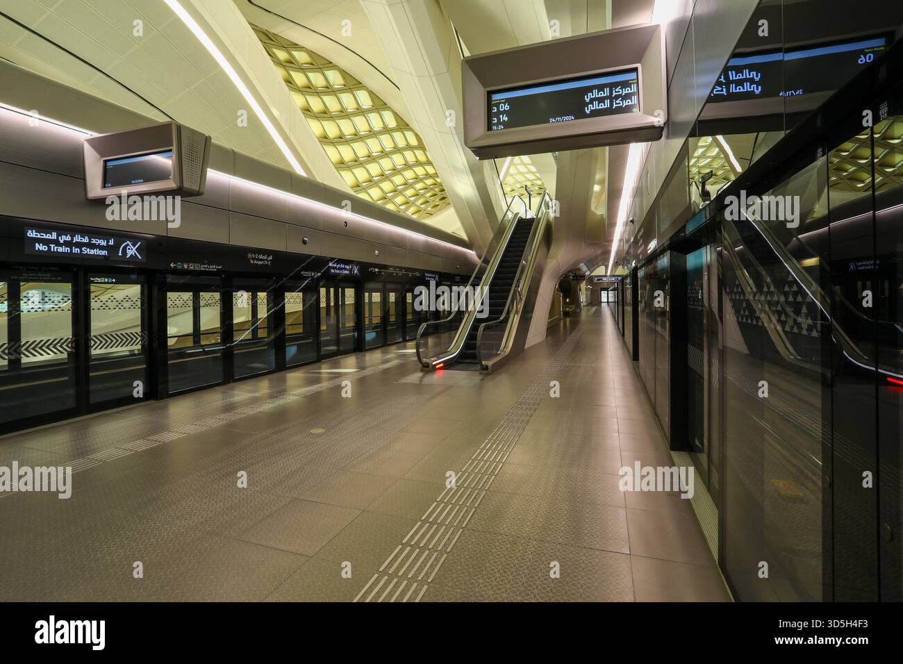 Vue intérieure de la station de métro KAFD à Riyad, en Arabie Saoudite, montrant une architecture moderne, un design intérieur épuré et un agencement futuriste de la station de métro. Banque D'Images