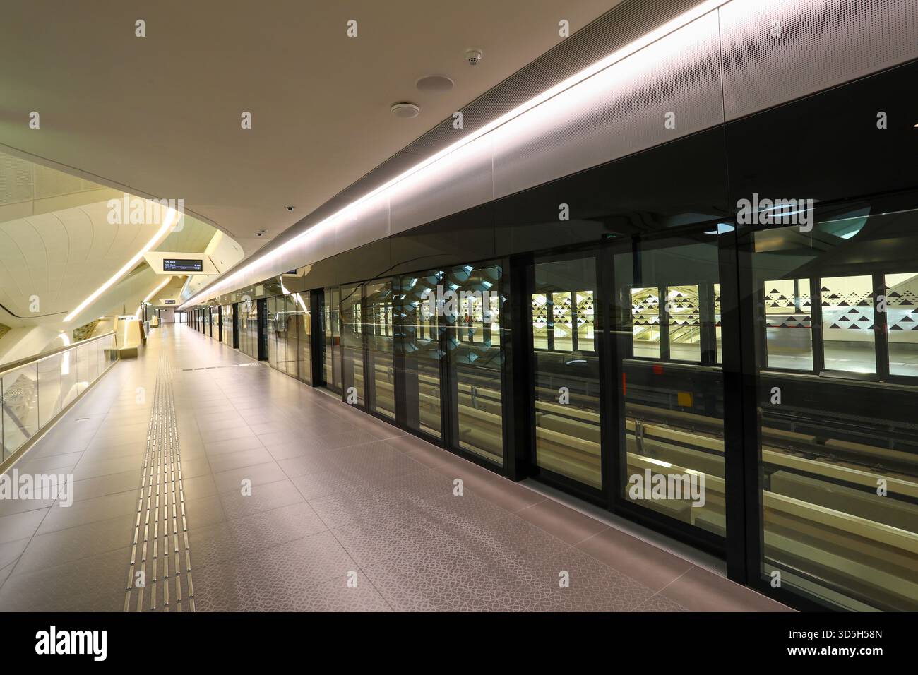 Vue intérieure de la station de métro KAFD à Riyad, en Arabie Saoudite, montrant une architecture moderne, un design intérieur épuré et un agencement futuriste de la station de métro. Banque D'Images