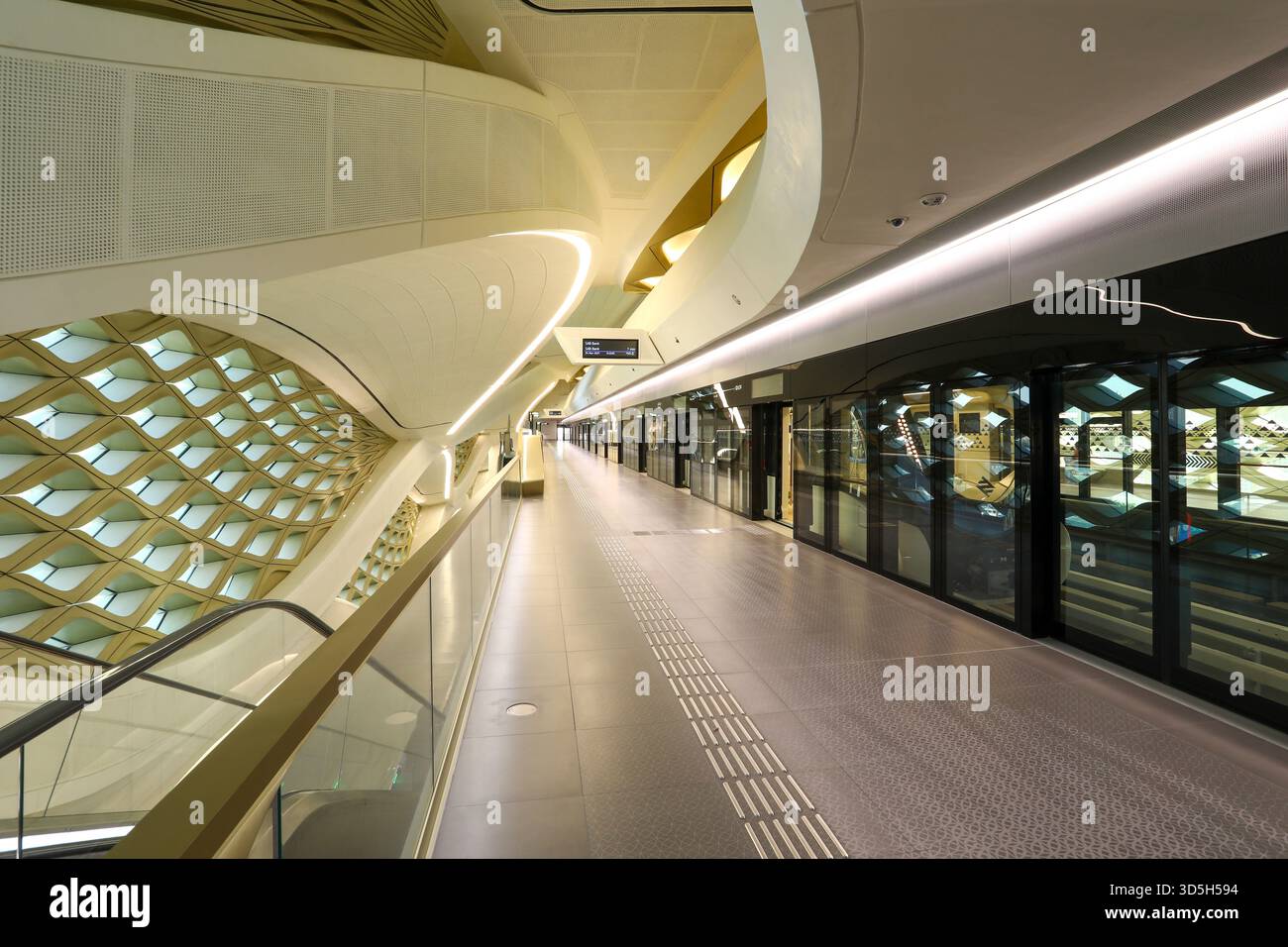 Vue intérieure de la station de métro KAFD à Riyad, en Arabie Saoudite, montrant une architecture moderne, un design intérieur épuré et un agencement futuriste de la station de métro. Banque D'Images