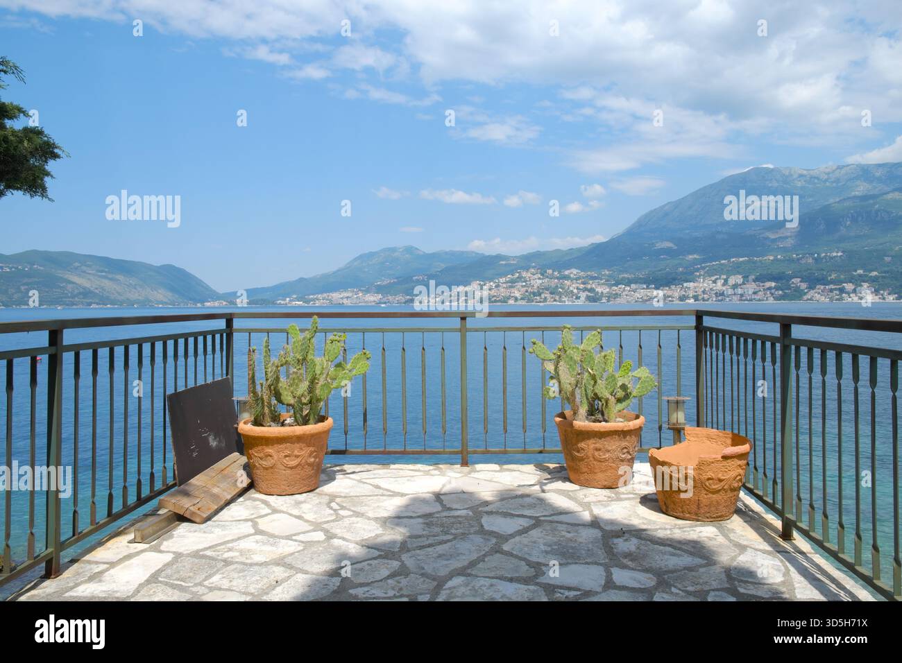 Belle scène sur la baie de Kotor, péninsule de Lustica, Monténégro Banque D'Images