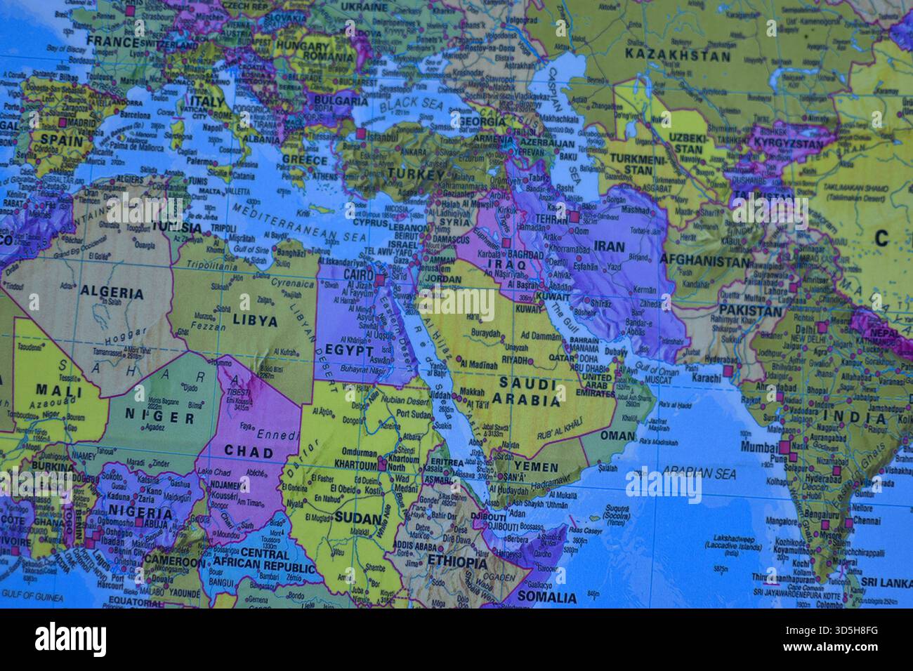 La carte politique met en évidence l'Europe, l'Afrique du Nord et le moyen-Orient, montrant les frontières des pays, les grandes villes, et les relations géographiques régionales. Banque D'Images