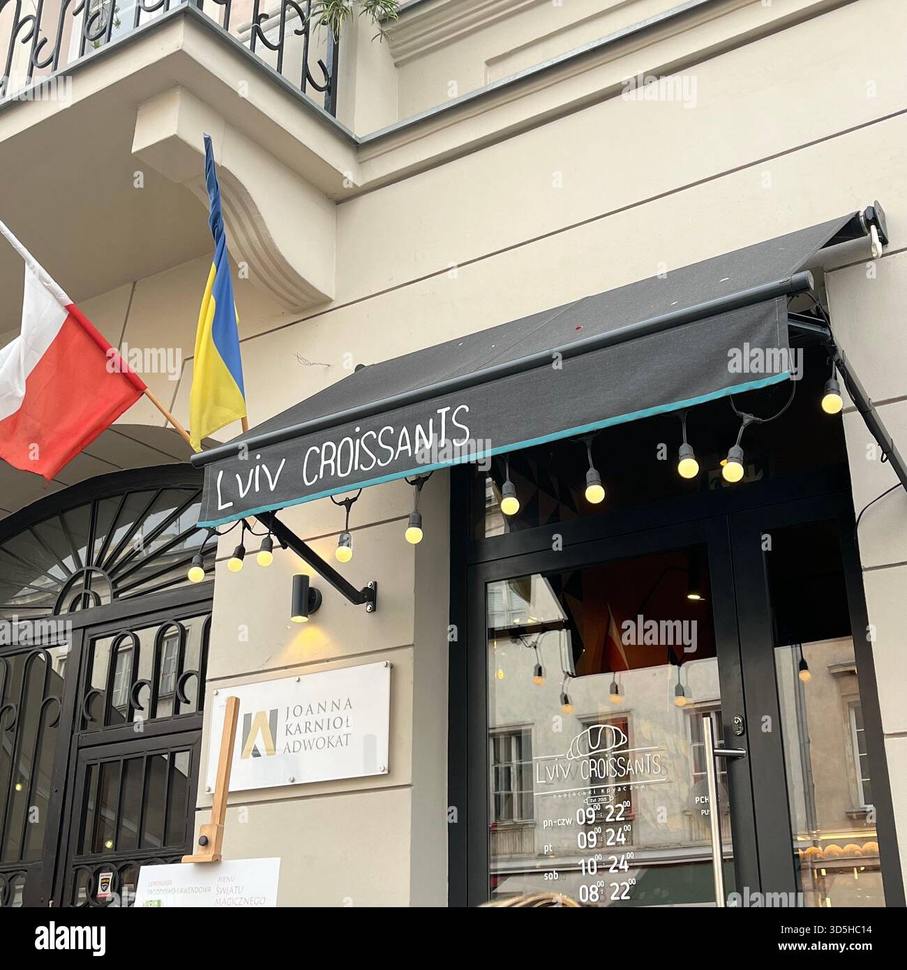 Extérieur de café confortable avec enseigne à Varsovie, Pologne. Vue au niveau de la rue de la culture culinaire locale et du mode de vie urbain dans la capitale. - Image de stock capturée avec un smartphone