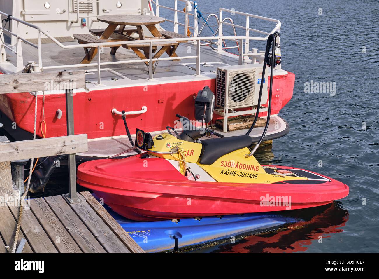 Ahus, Suède ; 22 septembre 2025 : vue arrière d'un bateau de sauvetage fixe avec jet ski de sauvetage Kathe-Juliane soulevé sur le quai montrant la coque et l'équipement utilisés par l Banque D'Images