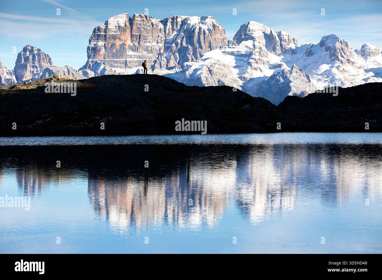 Deux randonneurs au point de vue des dolomites de Brenta au Lago Nero, parc naturel Adamello Brenta, province de trente, district du Trentin-Haut-Adige, Italie, Europe Banque D'Images