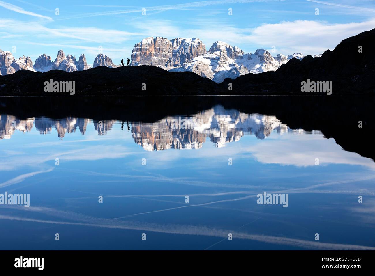 Deux randonneurs au point de vue des dolomites de Brenta au Lago Nero, parc naturel Adamello Brenta, province de trente, district du Trentin-Haut-Adige, Italie, Europe Banque D'Images