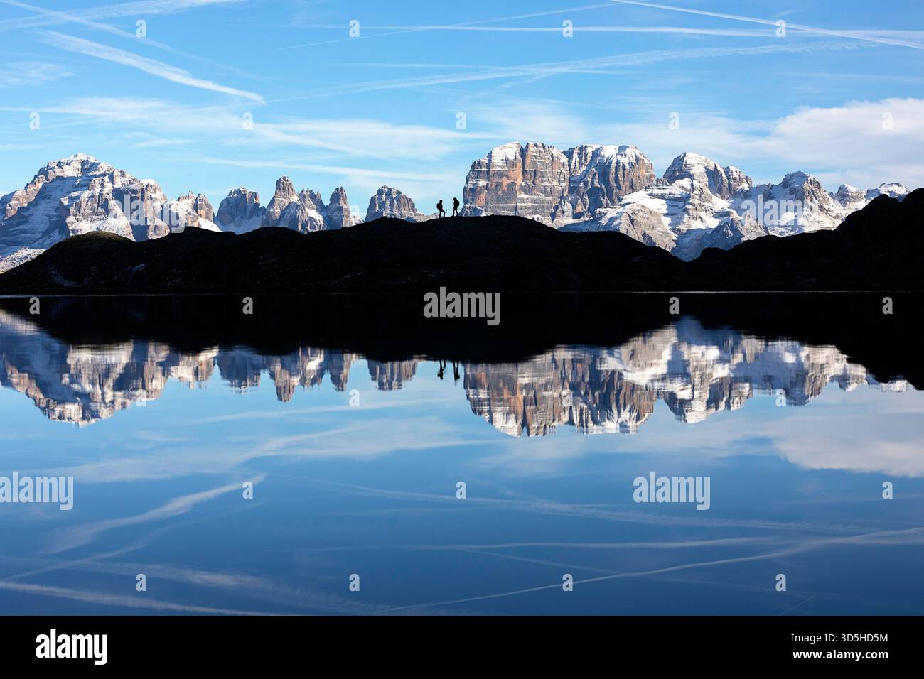 Deux randonneurs au point de vue des dolomites de Brenta depuis Lago Nero, parc naturel Adamello Brenta, province de trente, district du Trentin-Haut-Adige, Italie, Europe Banque D'Images