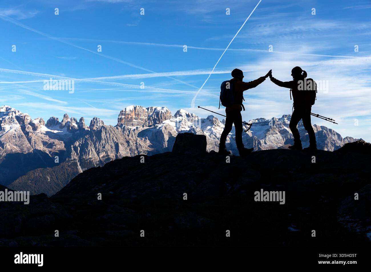 Deux randonneurs donnant haut cinq au point de vue des dolomites de Brenta au Lago Nero, parc naturel Adamello Brenta, trente, Trentin Haut-Adige, Italie, Europe Banque D'Images