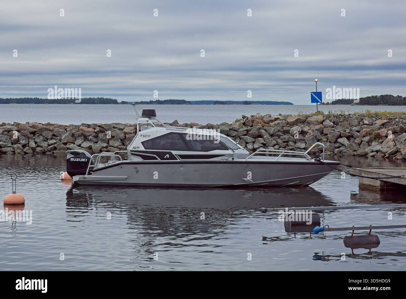 Kalkkiranta, Finlande - 18 août. 2025 : bateau Anytec A27c et moteur hors-bord Suzuki 350 dans la marina. Banque D'Images