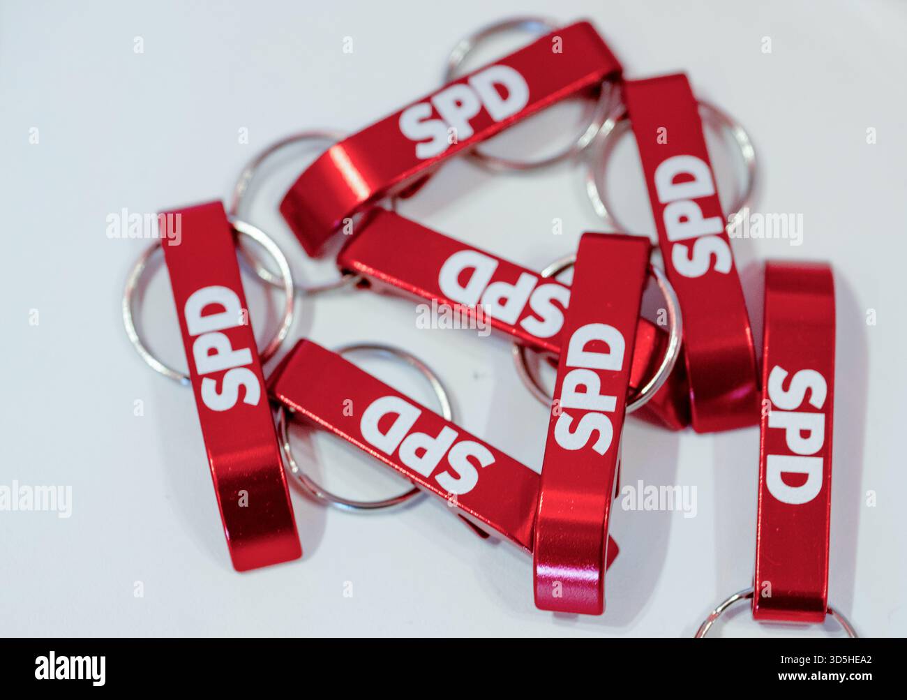Ulm, Allemagne. 15 novembre 2025. Lors de la conférence d'État du SPD Baden-Württemberg, des ouvre-bouteilles avec le logo SPD sont proposés comme pendentifs. Crédit : Stefan Puchner/dpa/Alamy Live News Banque D'Images