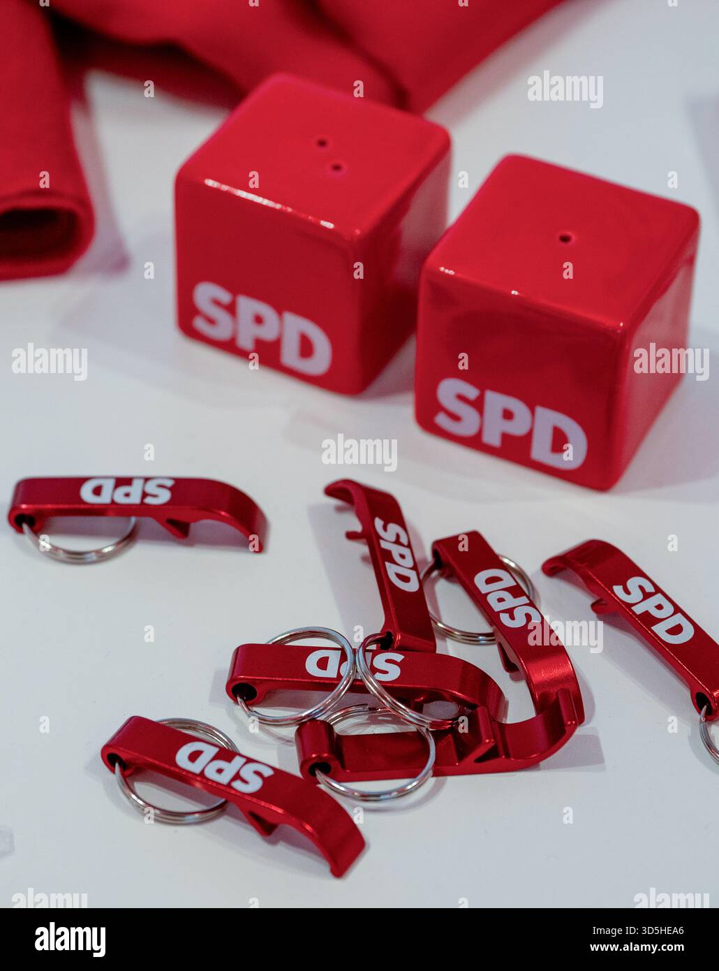 Ulm, Allemagne. 15 novembre 2025. Lors de la conférence d'État du SPD Baden-Württemberg, des ouvre-bouteilles avec le logo SPD sont proposés comme pendentifs, ainsi que des salières et poivreuses. Crédit : Stefan Puchner/dpa/Alamy Live News Banque D'Images