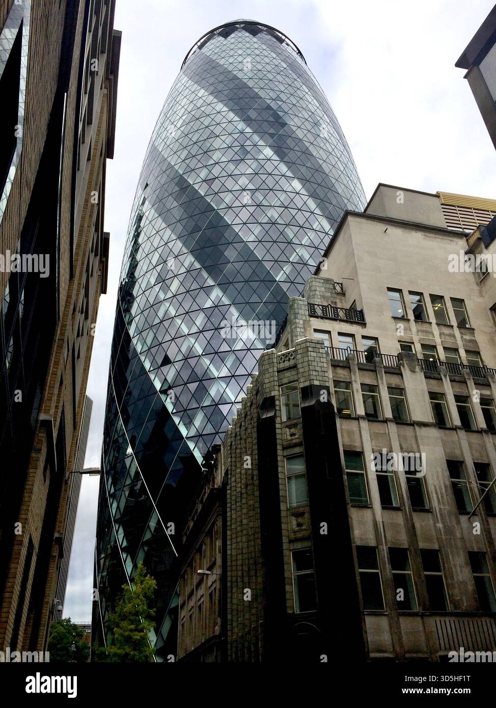 Le Gherkin at 30 fait Mary axe Building vu du niveau de la rue à partir de 2014 dans la ville de Londres, Angleterre, Royaume-Uni, Europe Banque D'Images