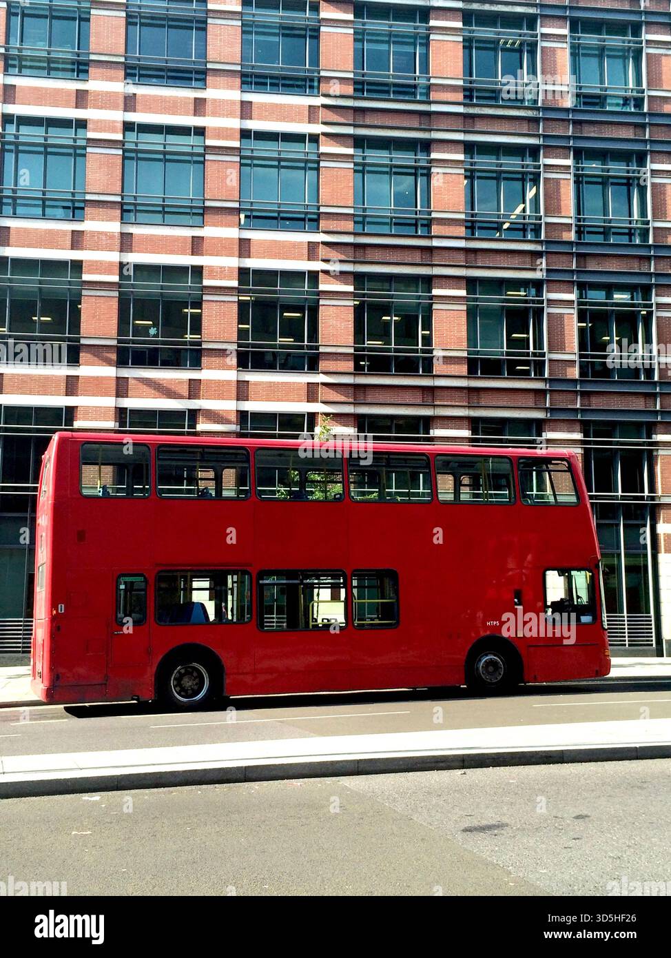 Old Alexander Dennis bus à impériale à l'extérieur d'un bâtiment moderne dans Queen Victoria Street, Londres, Royaume-Uni, transports en commun classiques, Angleterre, Royaume-Uni, Royaume-Uni, Europe Banque D'Images