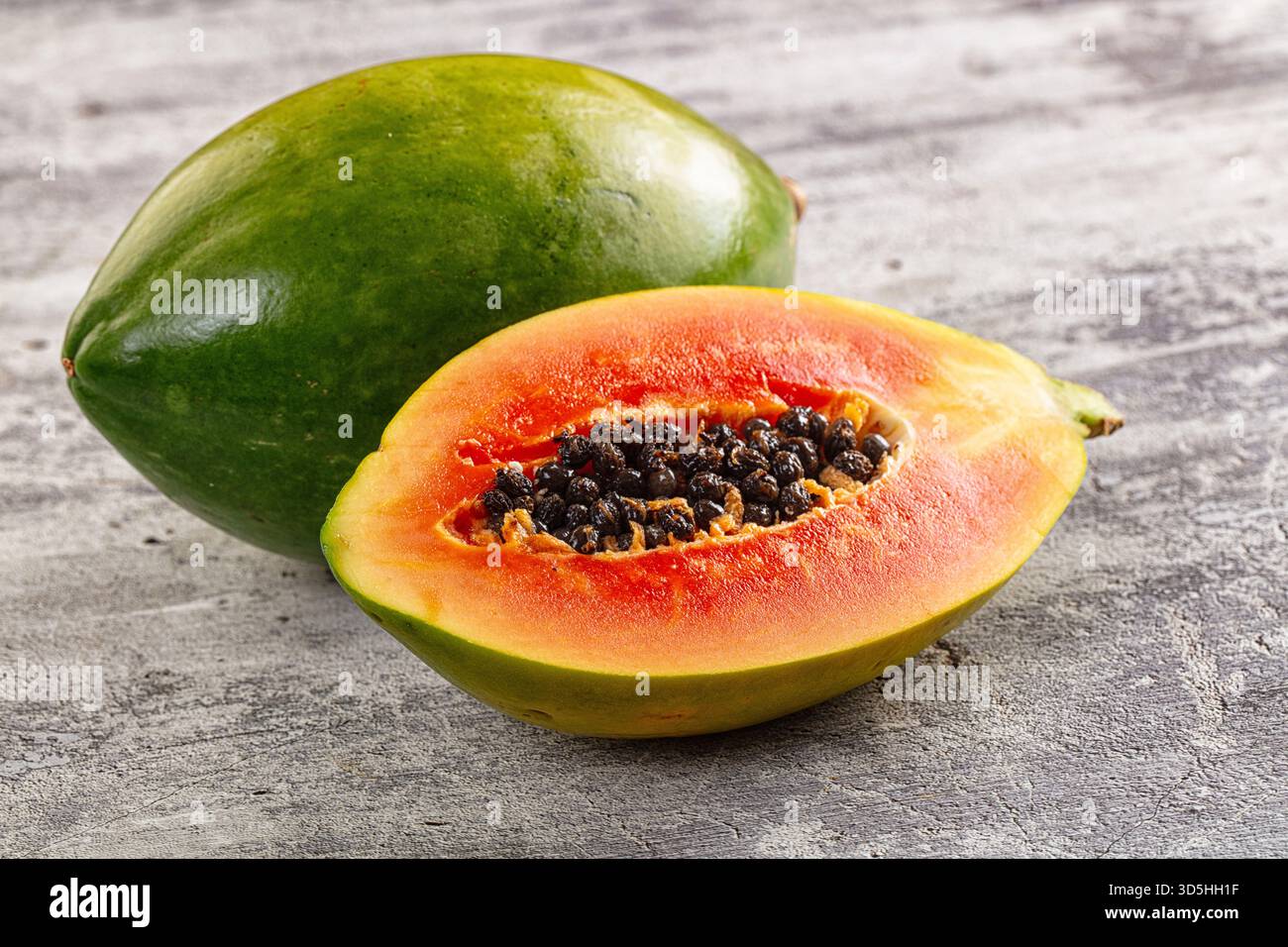 Papaye verte juteuse douce fraîche avec coupe Banque D'Images