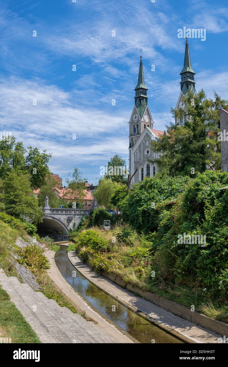 Église paroissiale de Jean-Baptiste (église de Trnovo) et rivière Gradascica à Ljubljana, Slovénie. Banque D'Images