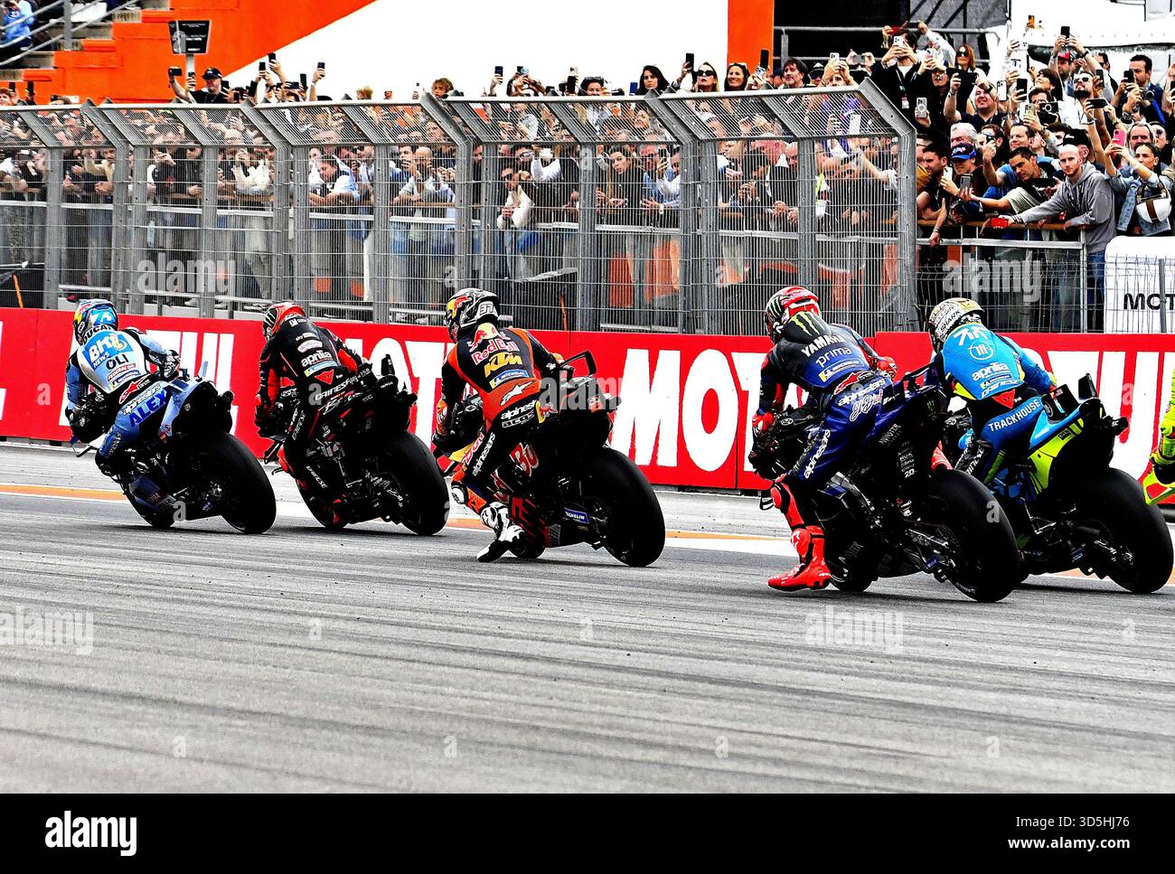 Départ de la course de sprint MotoGP samedi lors du Valencia 2025 MotoGP sur le circuit de la Comunitat Valenciana Ricardo Tormo à Valence, Espagne. (Crédits : Unicode images/Alamy Live News) Banque D'Images