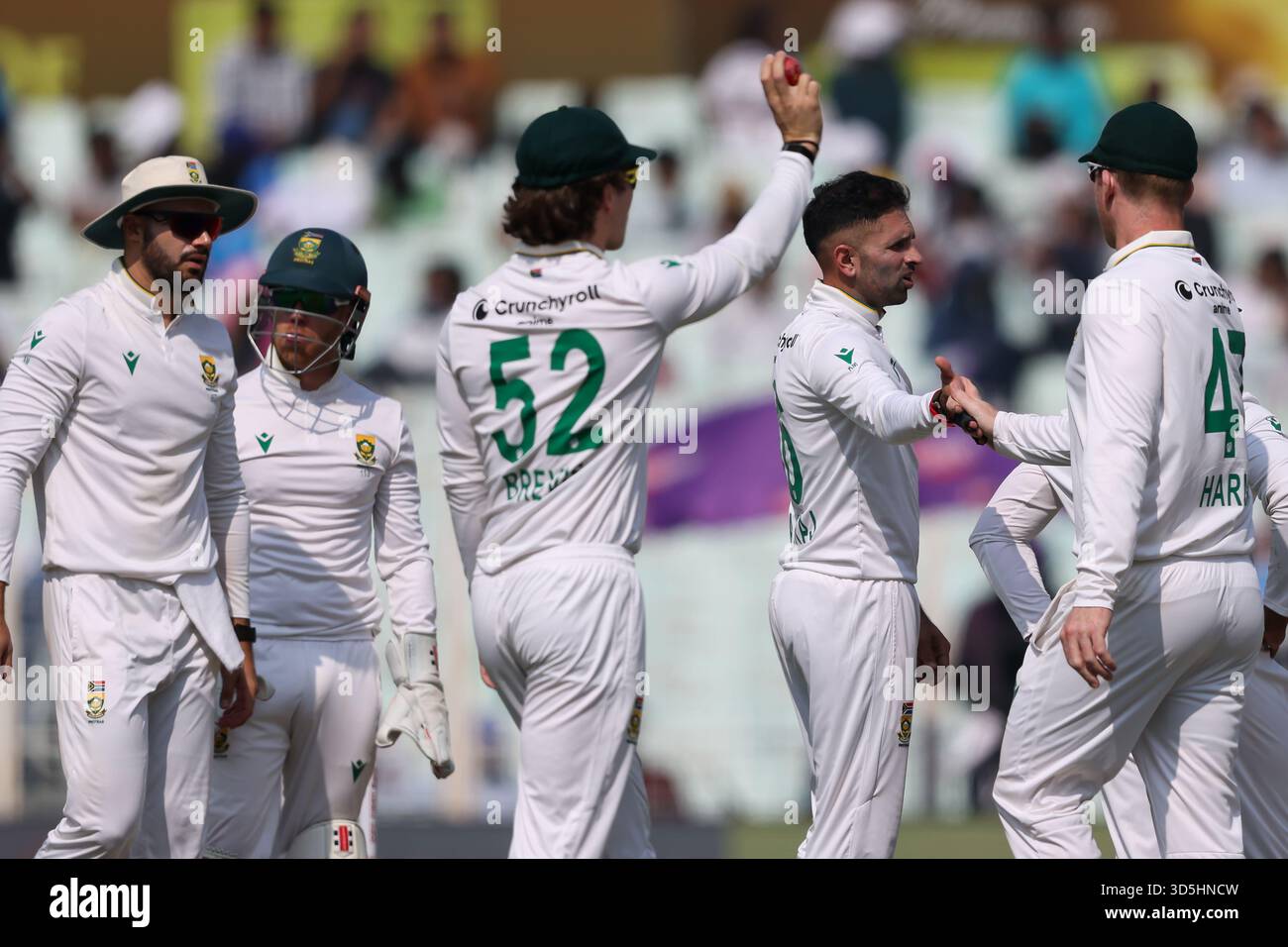 Keshav Maharaj d'Afrique du Sud lors du premier jour de test de l'IDFC, match Inde vs Afrique du Sud à Eden Gardens, Kolkata, Inde, 16 novembre 2025 (photo de Shubhajit Roy Karmakar/News images) Banque D'Images