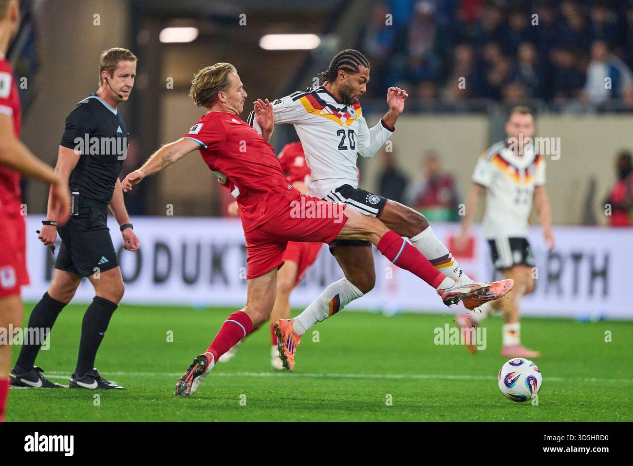 Luxembourg, Luxembourg. 14 novembre 2025. Serge Gnabry, Allemand, concurrencer pour le ballon, Tackling, duel, header, zweikampf, action, lutte contre Mathias Olesen du Luxembourg dans le match de qualification de la Coupe du monde de la FIFA 2026 LUXEMBOURG - ALLEMAGNE 0-2 dans la saison 2025/2026 le 14 novembre 2025 au Luxembourg. Photographe : ddp images/STAR-images crédit : ddp Media GmbH/Alamy Live News Banque D'Images