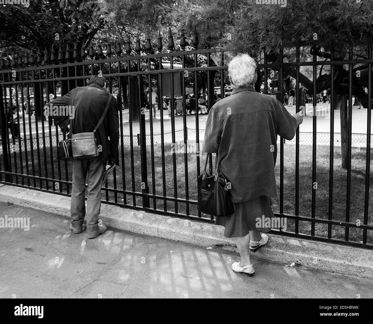Paris, France - 6 juillet 2013 : une femme et un homme âgés non identifiés écoutent la musique dans le jardin. Photo historique noir et blanc. Banque D'Images
